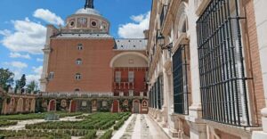 Aranjuez: Royal Palace Guided Tour - Starting at Cafe de Damas: why the first 10 minutes matter