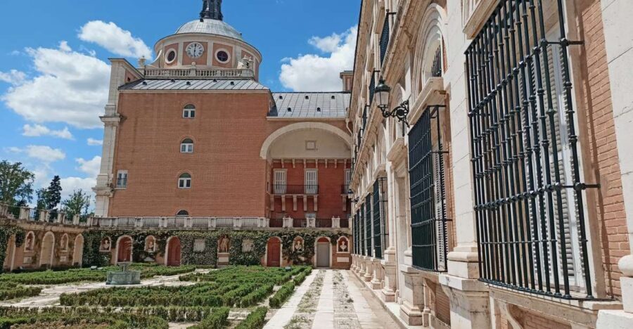 Aranjuez: Royal Palace Guided Tour - Starting at Cafe de Damas: why the first 10 minutes matter
