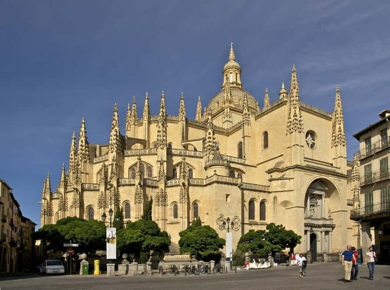 From Madrid: Segovia Guided Afternoon Tour - Crossing to the Alcázar area: exteriors that still hit hard