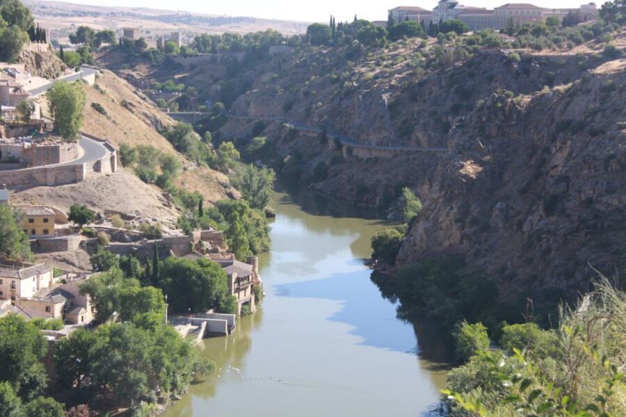 From Madrid: Toledo & Jewish Quarter Half-Day Tour - Toledo Cathedral and the golden retable: what to actually look for