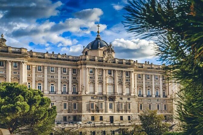 Guided tour to the Royal Palace of Madrid - Meeting point at Don Álvaro de Bazán: don’t wing it