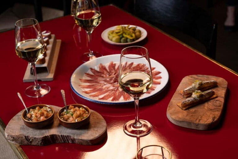 Madrid: Authentic Flamenco at Flamenco de Leones with drink - The evening flow: drink, tapas, or dinner before the main show
