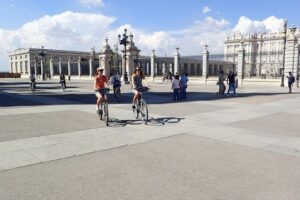Madrid City Tour | Regular Bike or E-Bike | Reduced Groups - The meeting point at Bravo Bike: what to expect before you start
