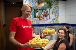 Madrid: Evening Tapas Tour with 5 Delicious Stops & Drinks - Finding the group: Plaza de la Villa meetup and first moments