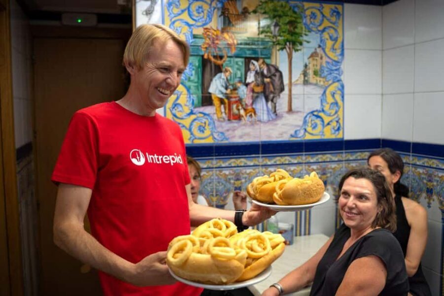 Madrid: Evening Tapas Tour with 5 Delicious Stops & Drinks - Finding the group: Plaza de la Villa meetup and first moments