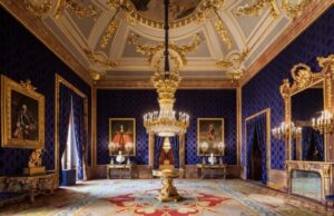 Madrid: Guided Tour of the Royal Palace with Fast Access - Meeting at Álvaro de Bazan and finding the blue umbrella