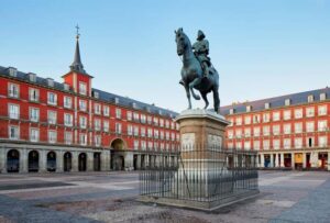 Madrid Historical Centre & Old Town Walking Tour in French - Plaza Mayor: the market square that shaped daily life
