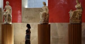 Madrid: Museo del Prado Guided Tour - Finding your guide at the Monument to Goya