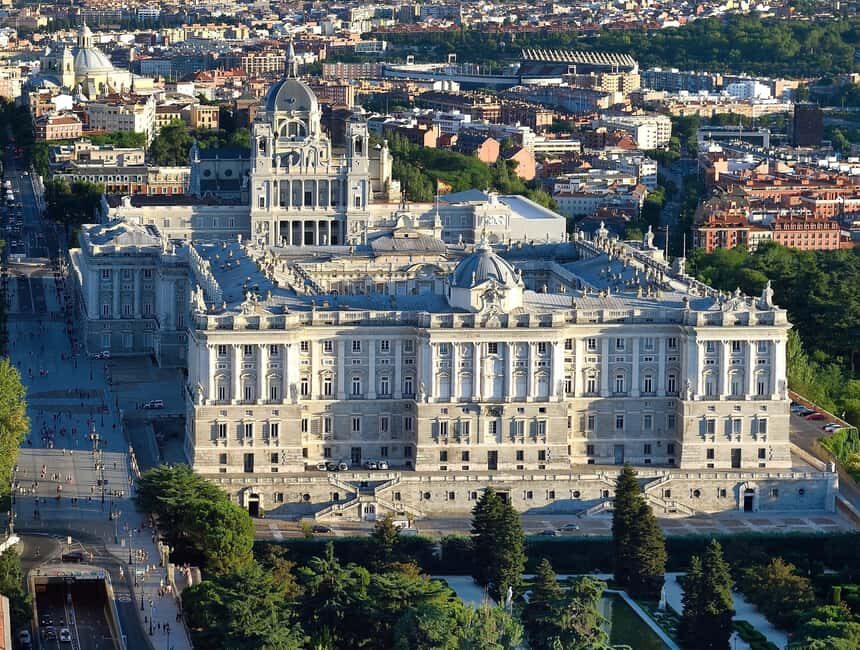 Madrid Must-see with Atardeder at the Debod Temple - Plaza de Isabel II Meetup: find the Multicolor Paragüas and start smart