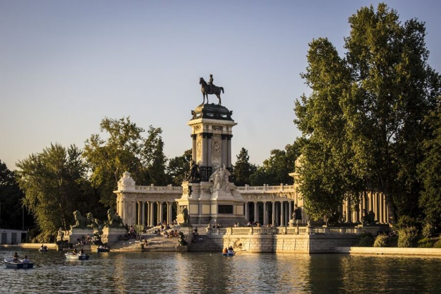 Madrid: Retiro Park Guided Tour and Tapas Tasting - Retiro Park starts at Puerta de la Independencia