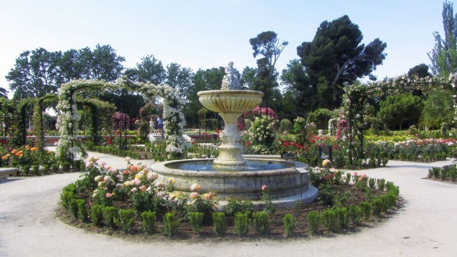 Madrid: Retiro Park Guided Tour and Tapas Tasting - How the guide helps you read El Retiro