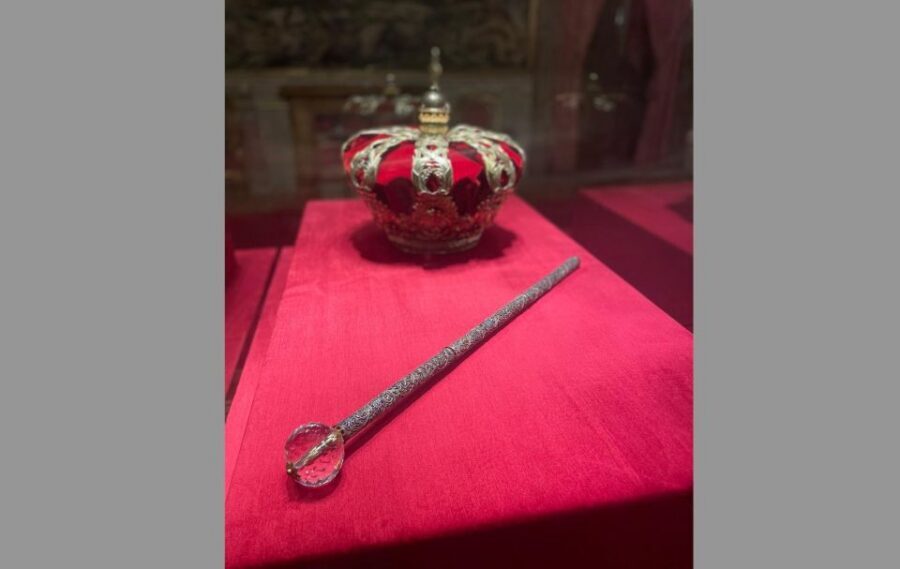 Madrid: Royal Palace tour - semi private or private - Starting at the Royal Armoury Square: views and first clues