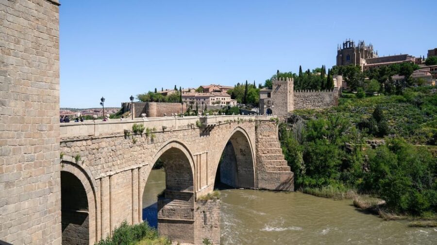 Madrid: Toledo and Segovia Tour with Alcazar and Cathedral - The one-hour lunch break in Madrid: how to avoid losing the day