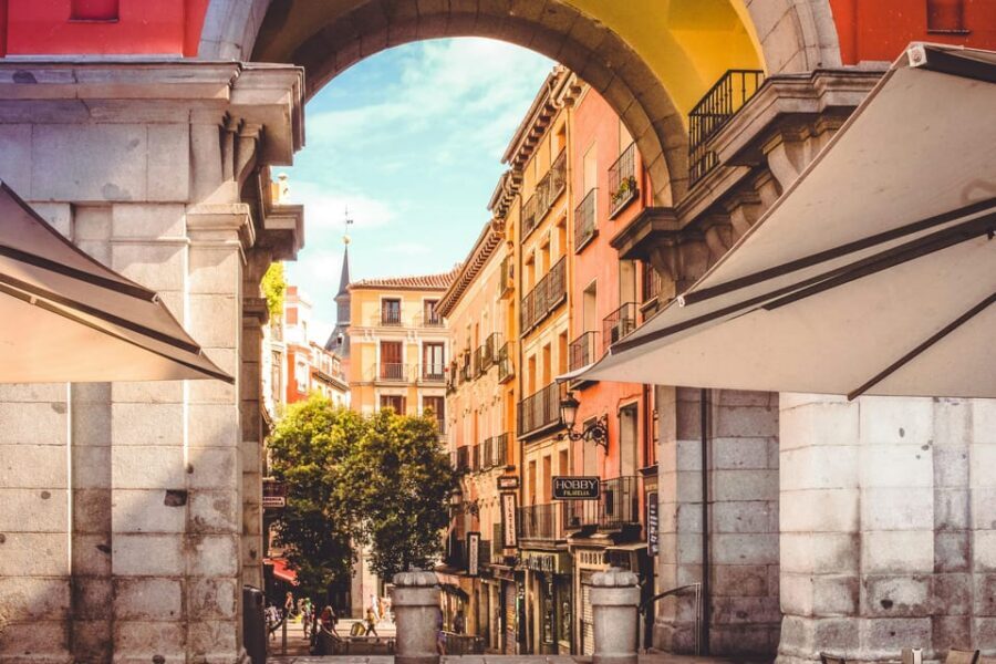 Madrid: Welcome to Madrid Guided Walking Tour in English - Royal Palace area and Almudena Cathedral: power and style in one stretch