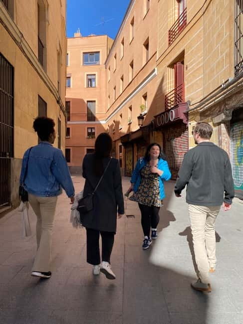 Madrid: Welcome to Madrid Guided Walking Tour - Meeting at the Fountain of Orpheus and getting oriented quickly