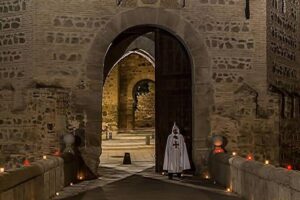 Night Walking Tour of Toledo to learn about Secrets and Legends - Finding your start: Plaza de Zocodover meeting point setup