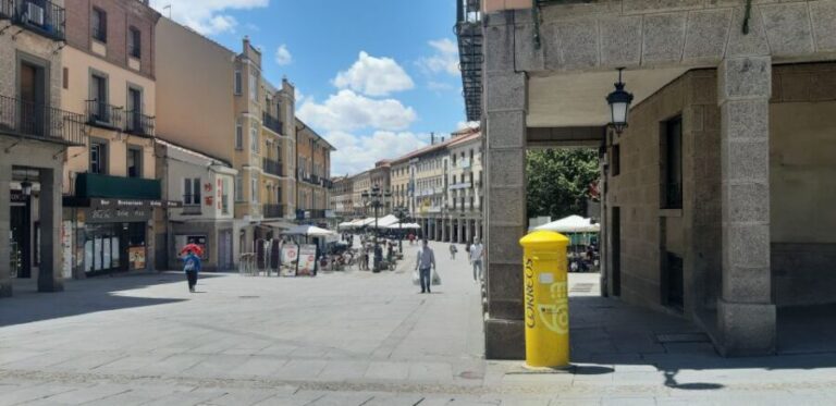 Segovia: Guided Walking Tour with Alcázar Entry - Casa de los Picos and the feel of old Segovia’s “fine houses”