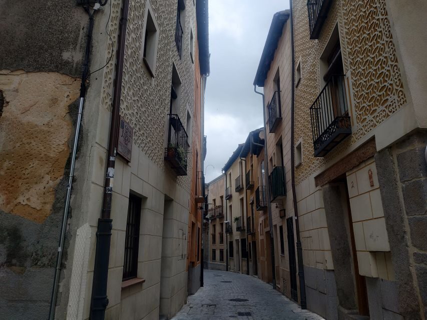 Segovia: Guided Walking Tour with Alcázar Entry - Price and value: $25 with Alcázar entry included