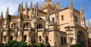 Segovia: Guided Walking Tour with Cathedral & Alcázar Entry - Roman Aqueduct at the start: get your bearings before the streets spin