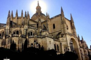 Segovia with Winery & Tasting Small Group Tour from Madrid - Getting out of Madrid: transport, timing, and how the day flows