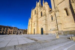 Skip the Line Admission Ticket to Cathedral of Segovia - The Main Interior: Light, Bare Walls, and the Big Gothic Choir
