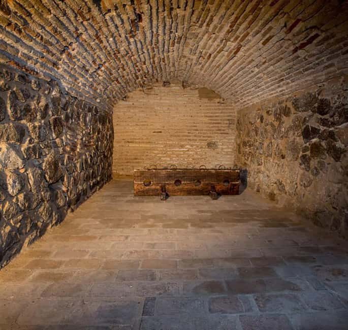 Subway Toledo: night tour 4 subways including Thermae - Posada de la Hermandad: dungeons and model basements