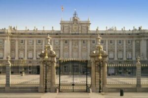 Tour en tuk-tuk electrico por MADRID MODERNO - Royal Palace and Almudena Cathedral: First Views That Set the Tone