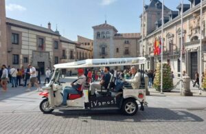 Tour Madrid: Secrets in a Electric Tuk Tuk - Starting at Frente a la Bolsa y el Hotel Ritz: Quick Setup, Big Central Location