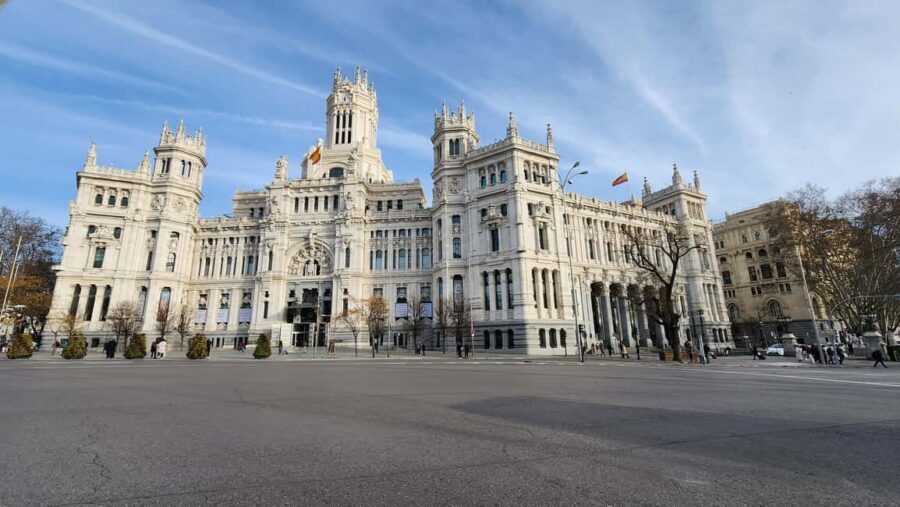 Tour Madrid: Secrets in a Electric Tuk Tuk - Retiro Park: A Calm Reset at Crystal Palace and the Rose Garden